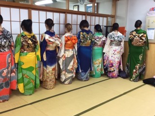 木久学院の高等師範科 12月は振袖の着付け