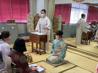 木久学院の基礎科合同講義 きものの調和美