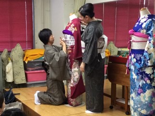 木久学院の着付け研究会 たちばなの会「成人式の着付け」