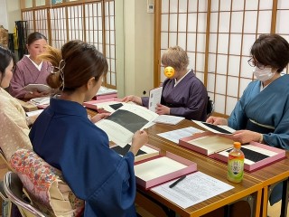 木久学院の師範科コース　振袖の他装査定と和服地の講義