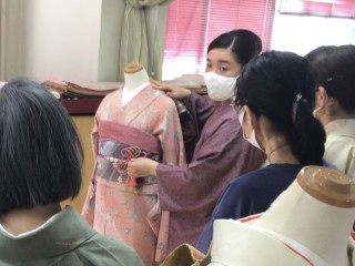 木久学院の高等師範科 11月は他装 (振袖着付の基本)