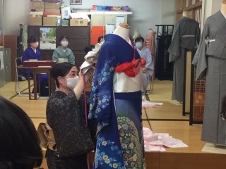 木久学院の師範二級合同講義　振袖の着付け