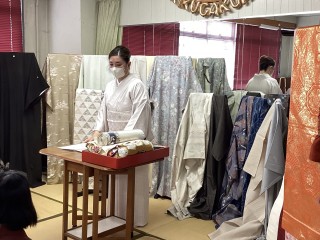 木久学院の基礎科合同講義　きものの調和美