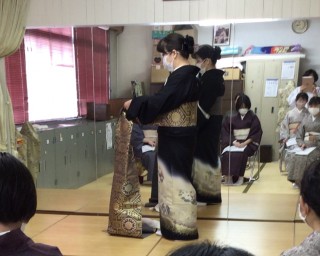 木久学院の師範科4月生 『解説付き留袖自装のテストと合同講義』