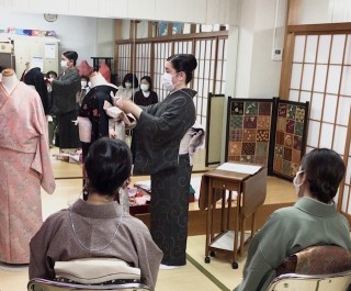 木久学院の師範二級　合同講義　『振袖の着付』